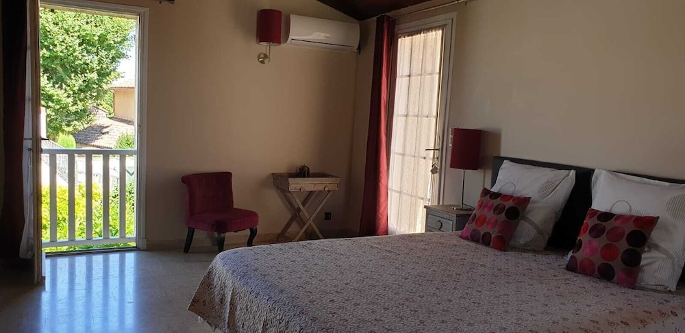 Suite (Cerise) photo 3