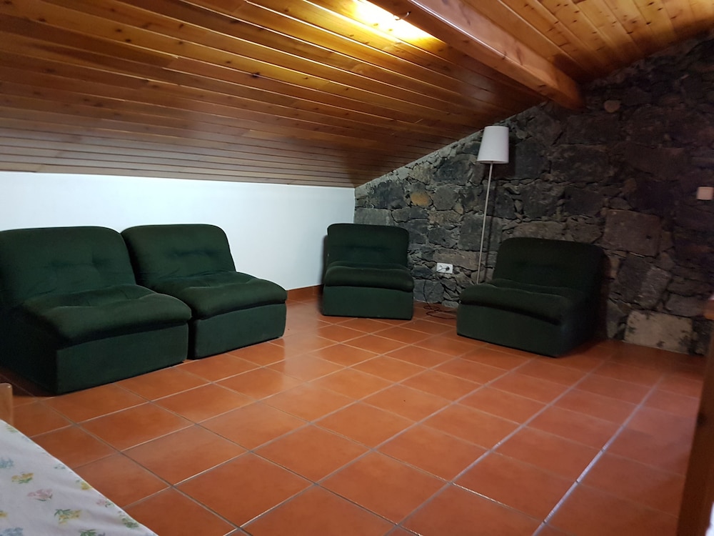 House, 2 Bedrooms photo 2