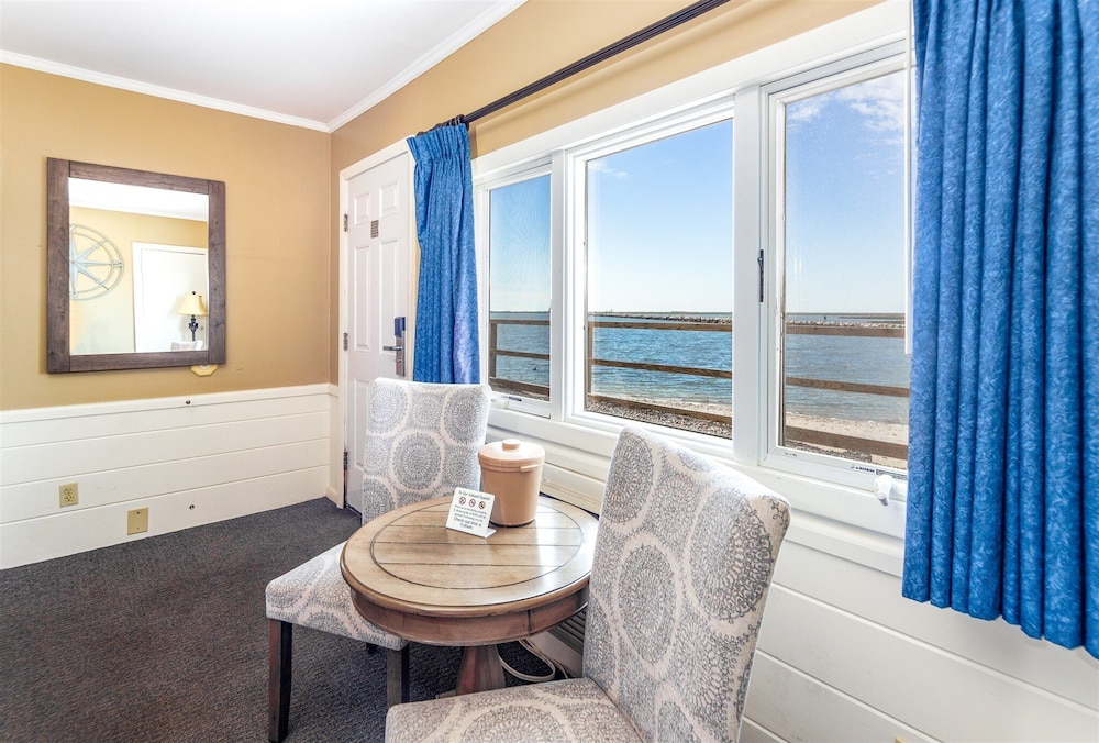 Superior Room, 1 King Bed, Patio, Ocean View photo 1