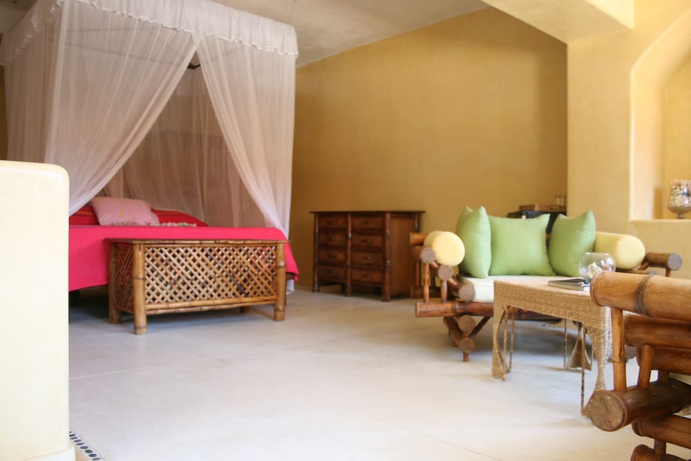 Superior Room, 1 King Bed, Pool View photo 3