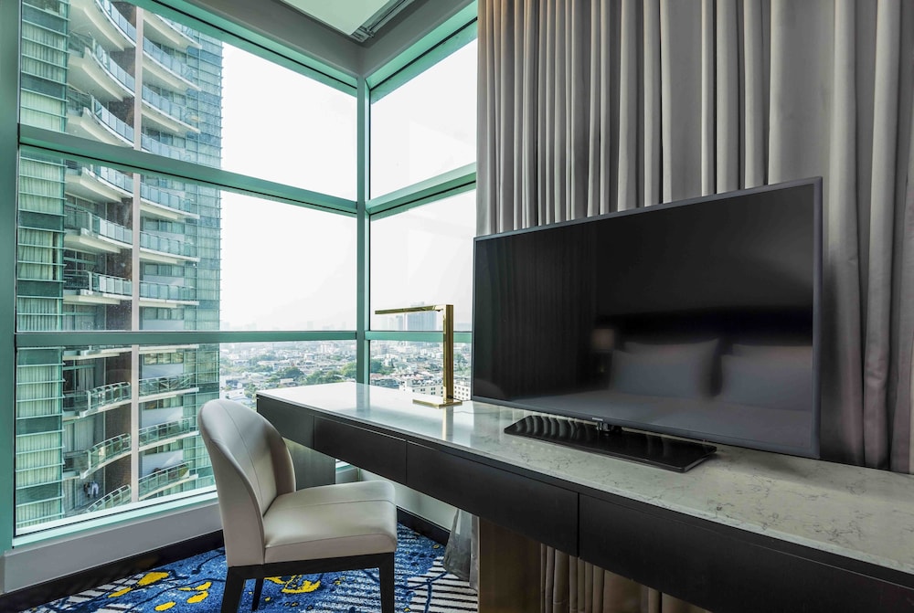 One Bedroom Suite King City View