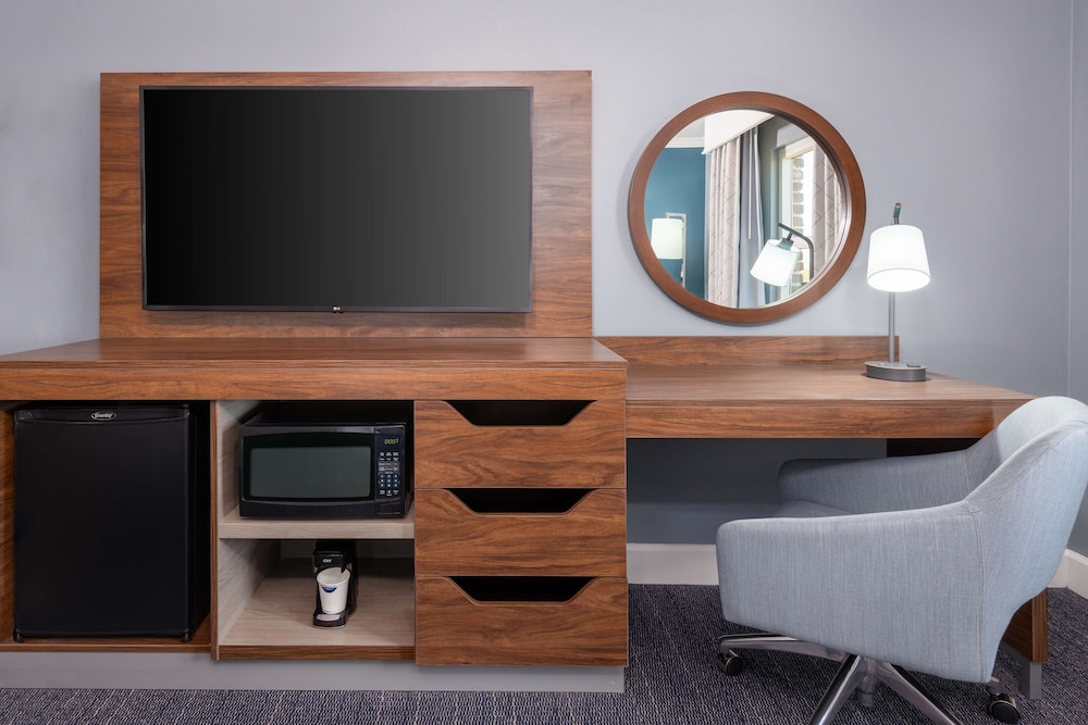 Room, 2 Queen Beds, Accessible (Mobility Accessible, Roll In Shower) - Photo 4