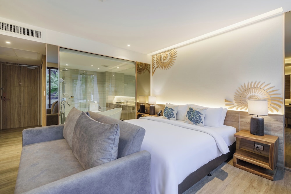 Deluxe Room, 1 King Bed, Pool View - Photo 10