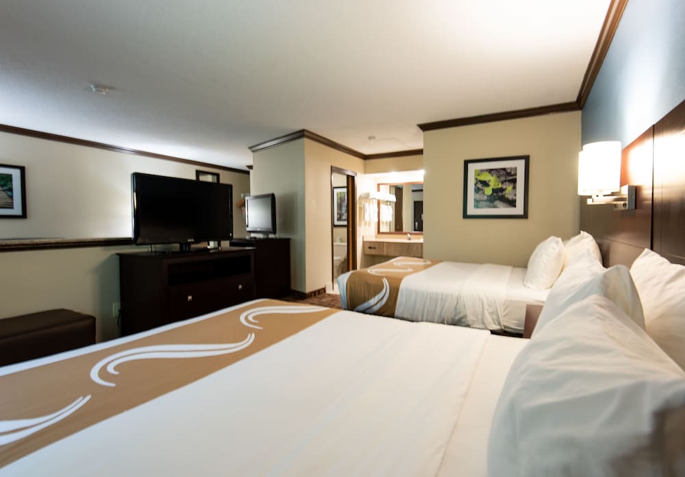 Family Suite (2 Queen and 1 Sofa Bed) photo 2
