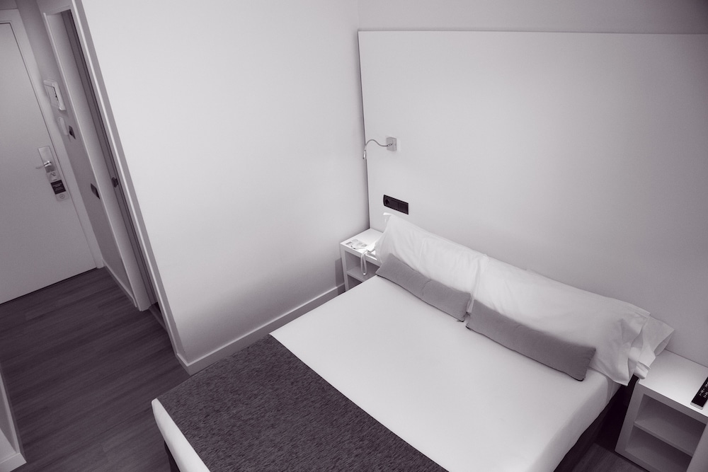 Basic Double Room, 1 Large Twin Bed, Non Smoking, Courtyard View photo 3