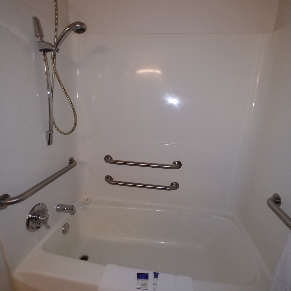 Room, 2 Queen Beds, Non Smoking (Accessible) - Photo 2