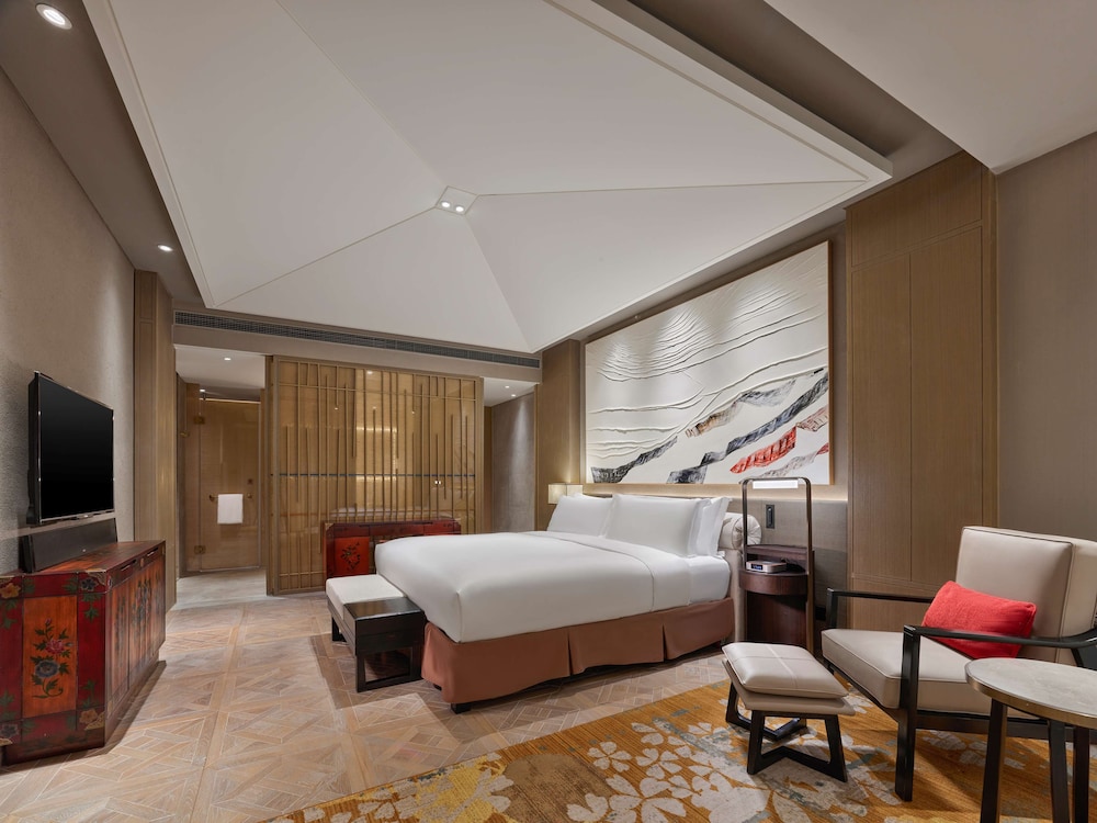 Premium Suite, 1 King Bed - Photo 4