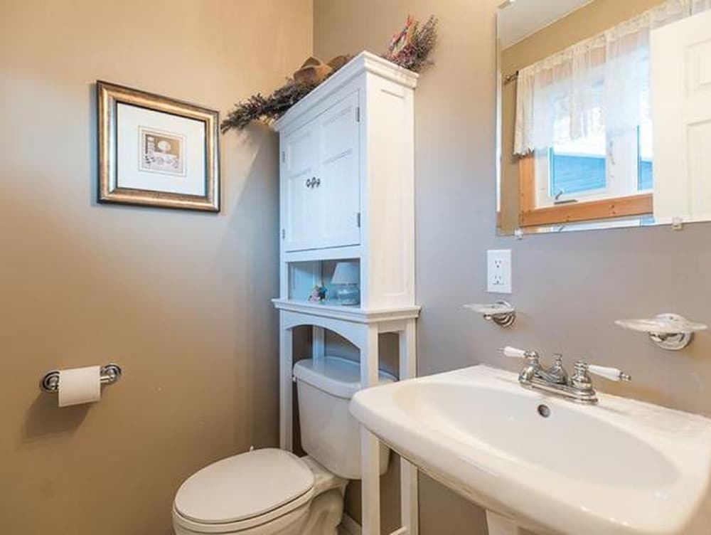 Bear Room, 1 King Bed, Private bathroom photo 3