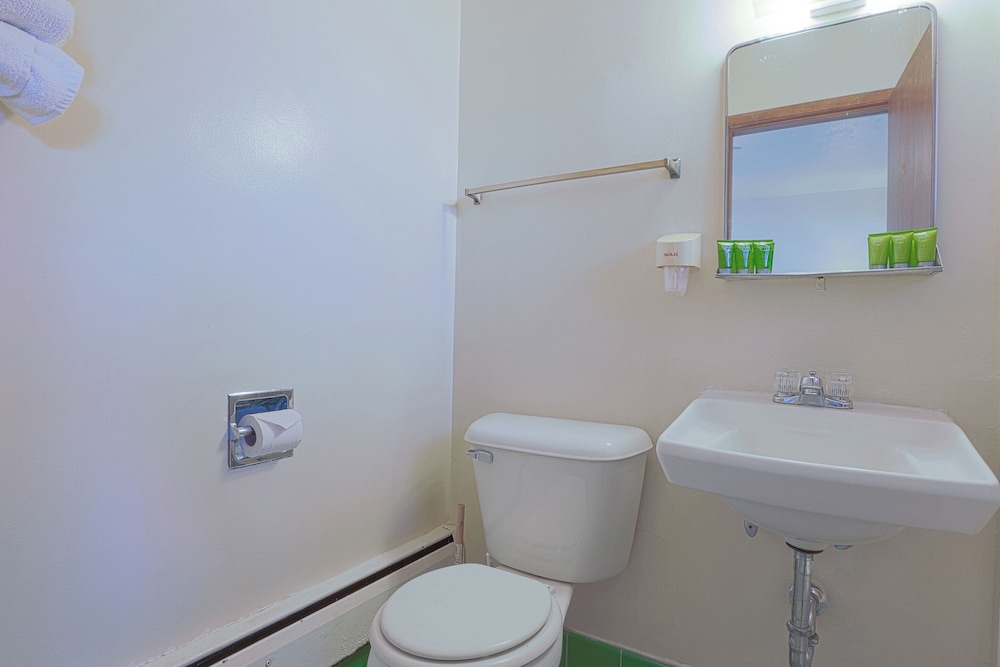 Room, Multiple Beds - Photo 9