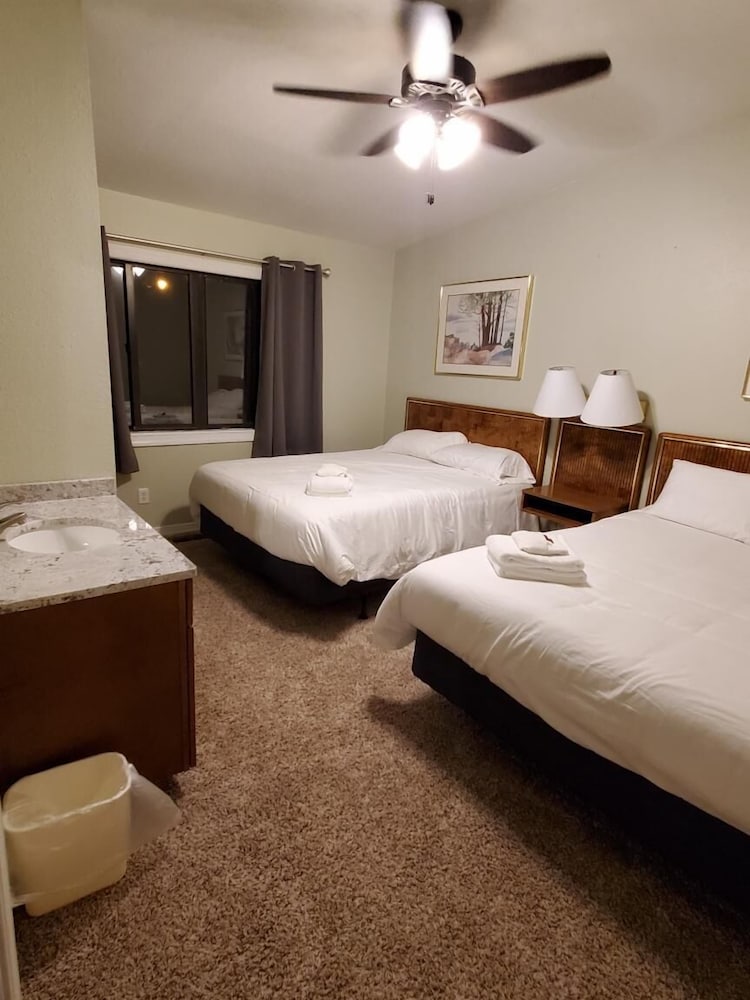 Traditional Cabin, 6 Bedrooms, Non Smoking, Partial Lake View photo 1