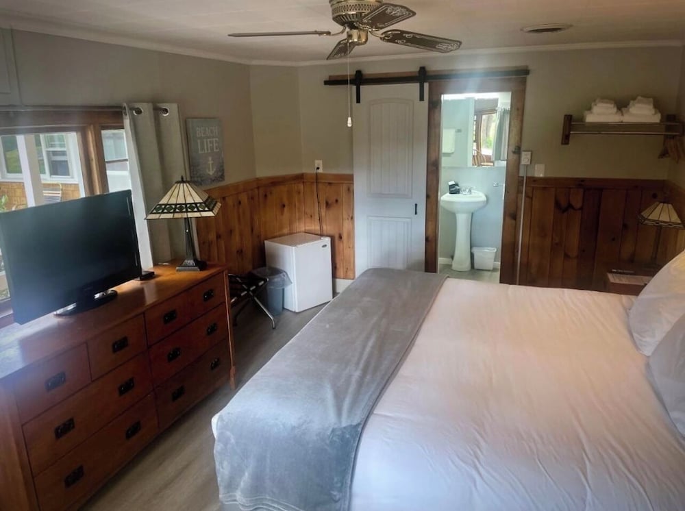 Deluxe Room, 1 King Bed, Private Bathroom photo 2