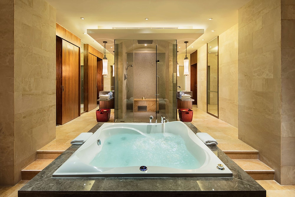 3 Bedroom Ocean View Presidential Suite thumbnail 5