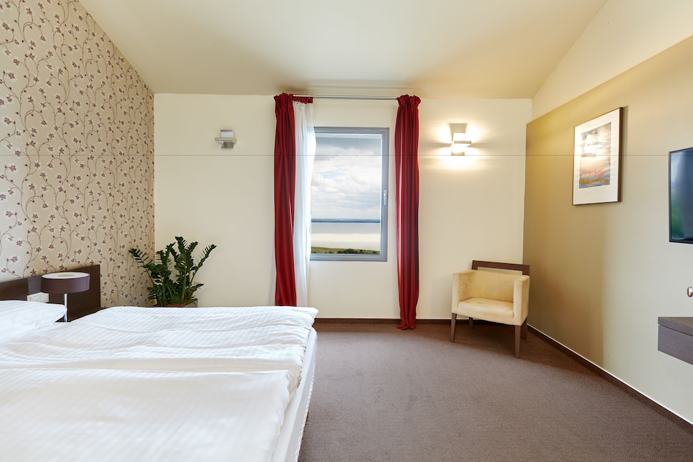 Superior Double Or Twin Room, Lake View (First Floor) photo 2