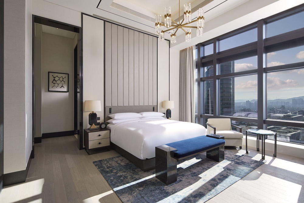 Suite (Ambassador)