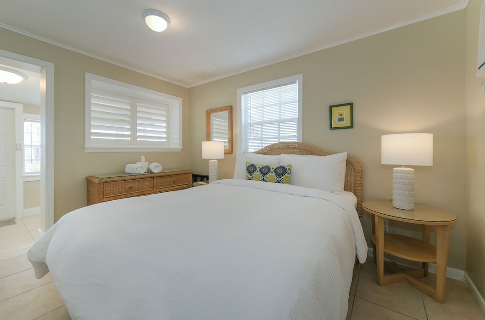 Oceanfront One Bedroom Queen Cottage photo 2