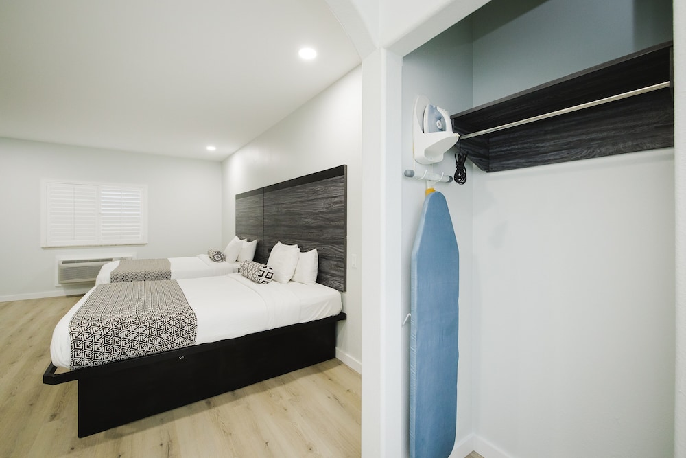 Standard Double Room, 2 Queen Beds, Non Smoking, Kitchenette photo 2