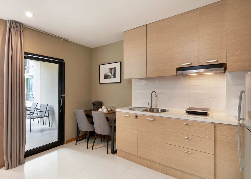 Deluxe Pool View Room with Kitchenette - Photo 13