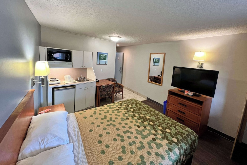 Efficiency, 1 Queen Bed, Non Smoking - Photo 11