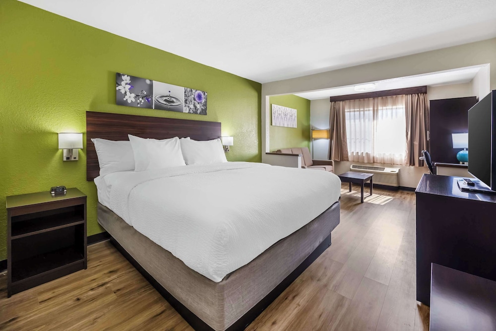 Suite, 1 King Bed, Non Smoking - Photo 3