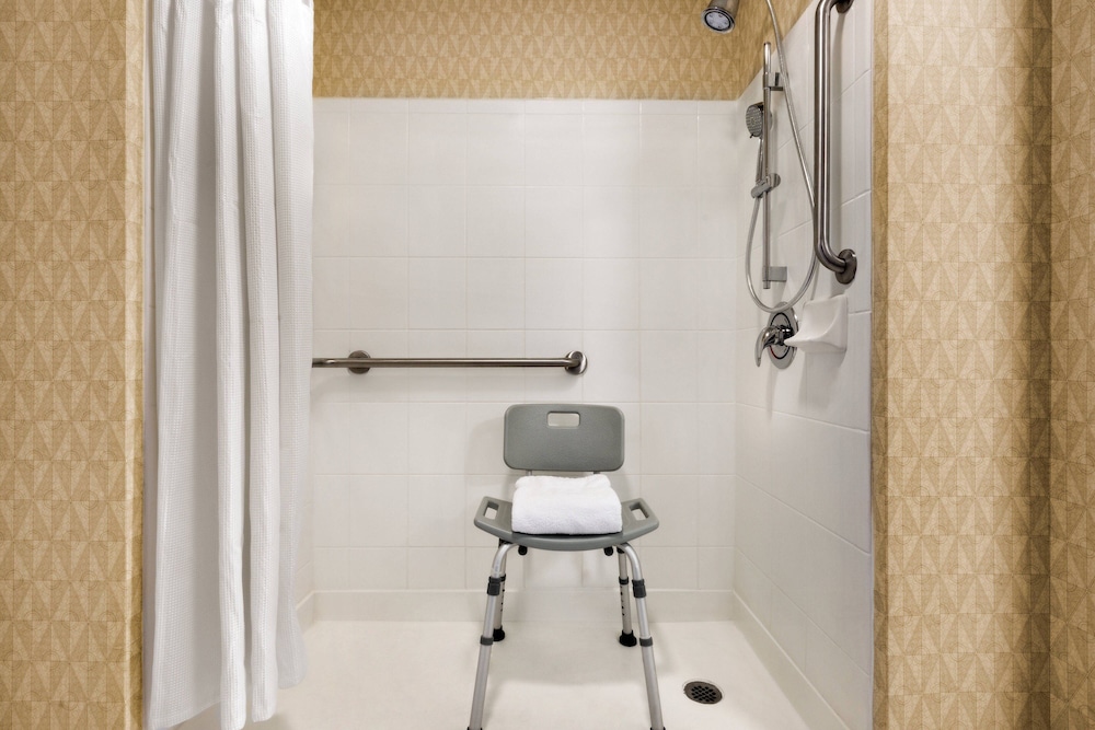 Suite, 1 Bedroom (Mobility/Hearing Access, Roll-In Shwr) - Photo 6