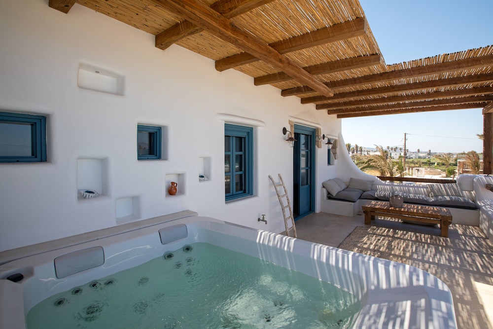 Superior Studio Suite, 1 Queen Bed, Jetted Tub, Sea View photo 3