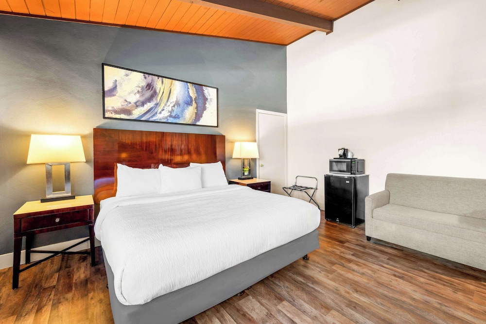 Suite, Non Smoking (Efficiency, 1 King Bed & 1 Double Bed) - Photo 5