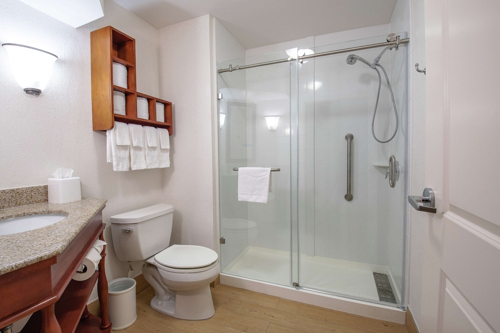 Standard Room, 2 Queen Beds, Walk-In Shower - Photo 2