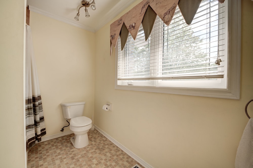 Room, 1 Queen Bed, Private Bathroom photo 3
