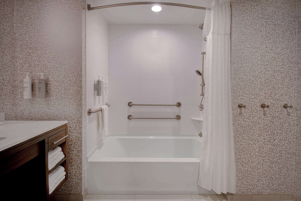 Studio Suite, 1 King Bed, Accessible, Bathtub - Photo 3