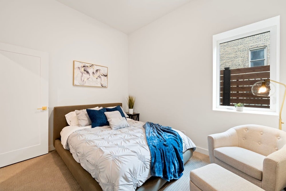 Chic 4-bedroom Haven Designer s Dream Home, Photo 41