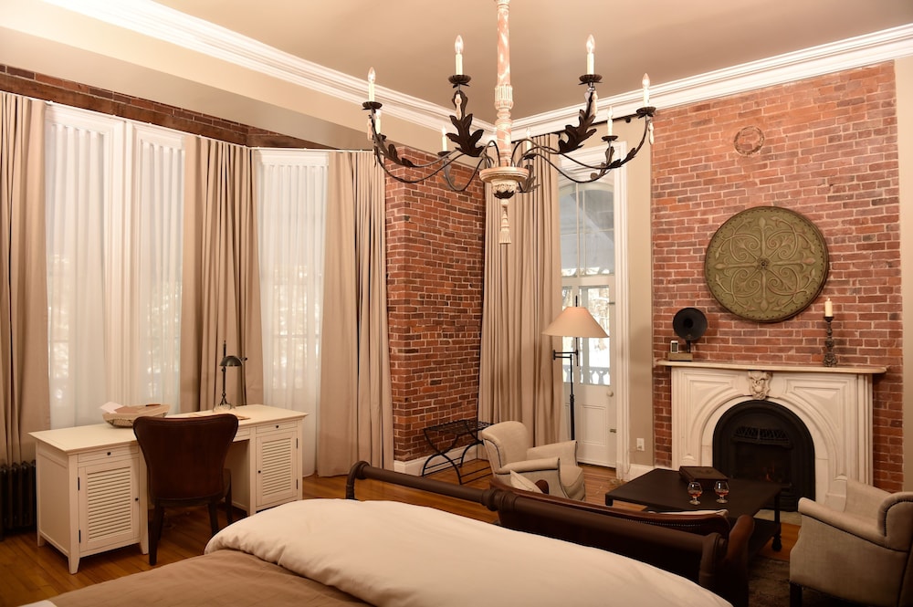 Superior Grand Lux Suite, 1 Queen Bed, Fireplace (#4 - M. Foster) photo 1