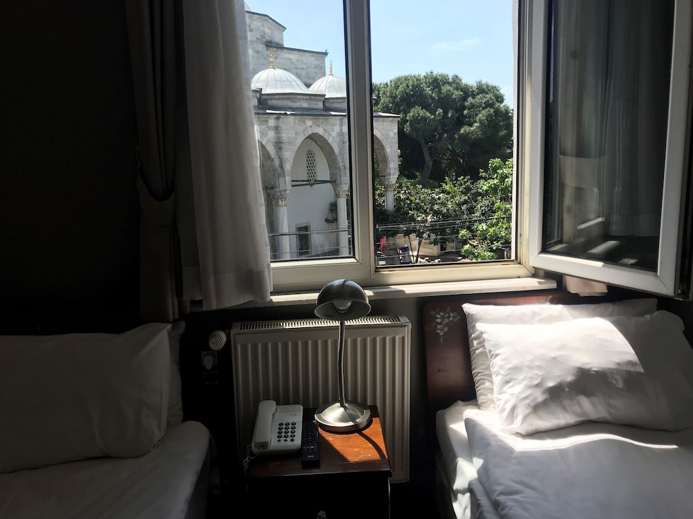Economy Twin Room, 2 Twin Beds, City View photo 3