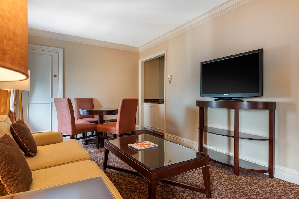 Suite, 1 Bedroom - Photo 7