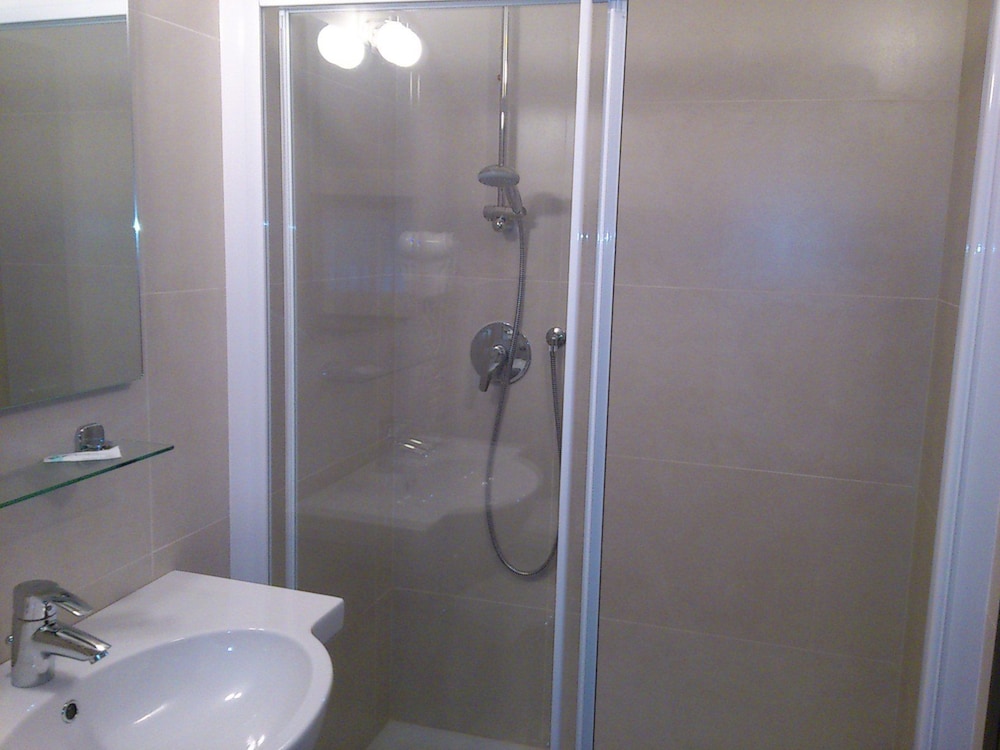 Quadruple Room - Photo 5