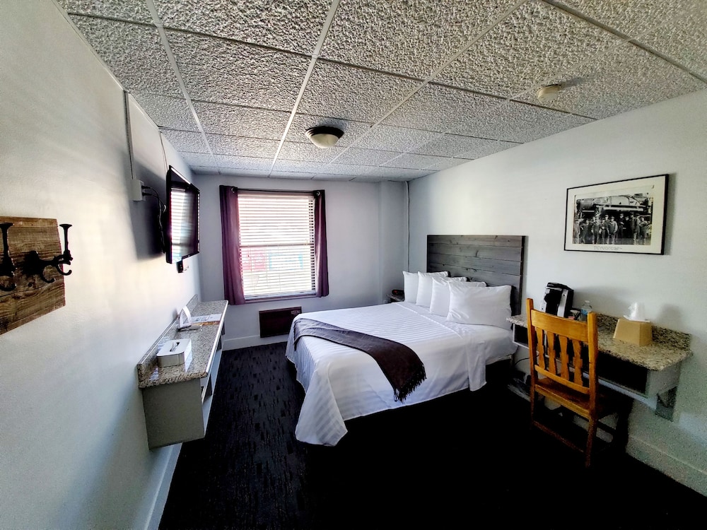 Deluxe Room, 1 Queen Bed photo 1