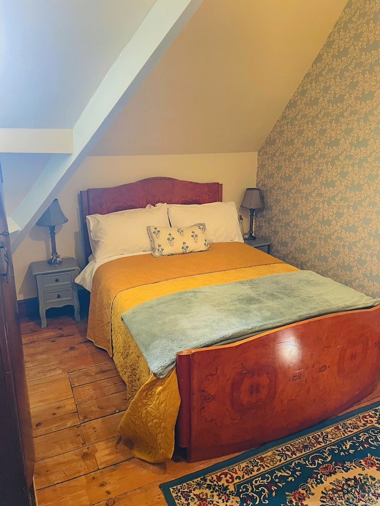 Basic Double Room, Shared Bathroom (Meakin (2nd floor - low ceiling)) photo 1