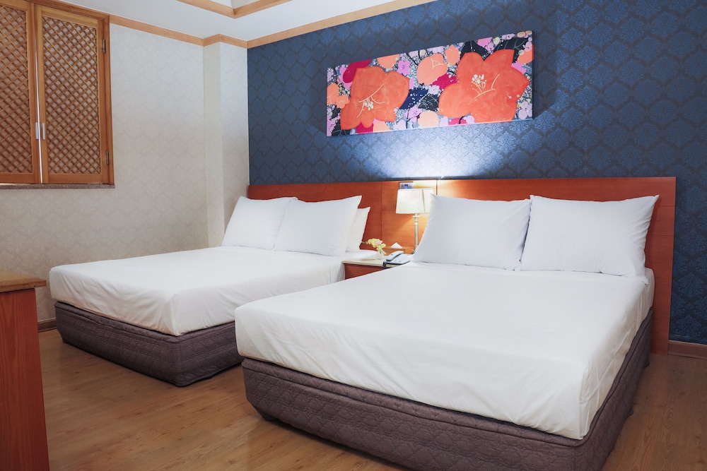 Premier Twin Room - Photo 3