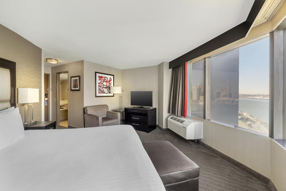 Standard Room, 1 King Bed, Refrigerator, River View (Panoramic View) - Photo 2