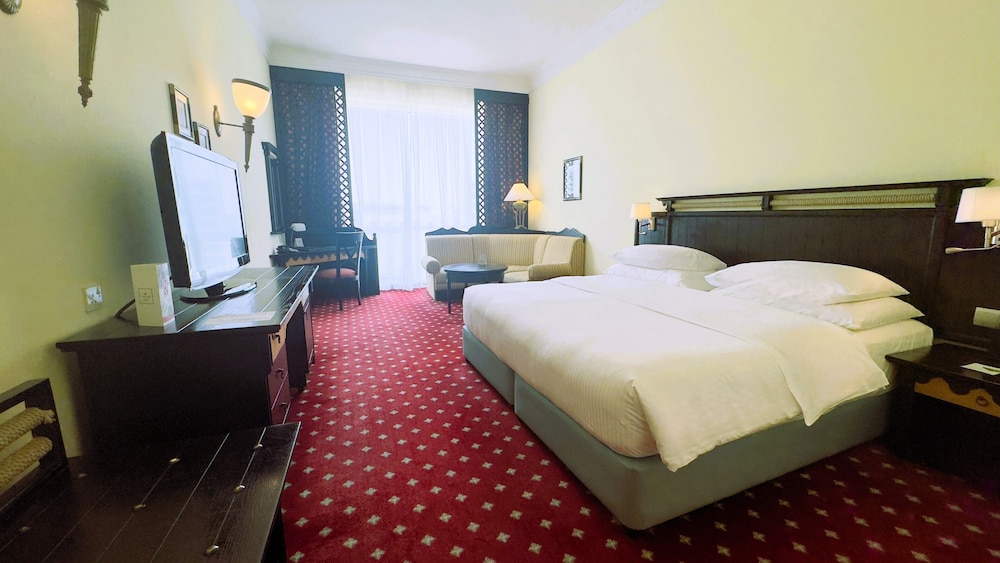 Deluxe Room, 1 King Bed complimentary shuttle to DXB Airport Terminal 1 & 3 photo 3
