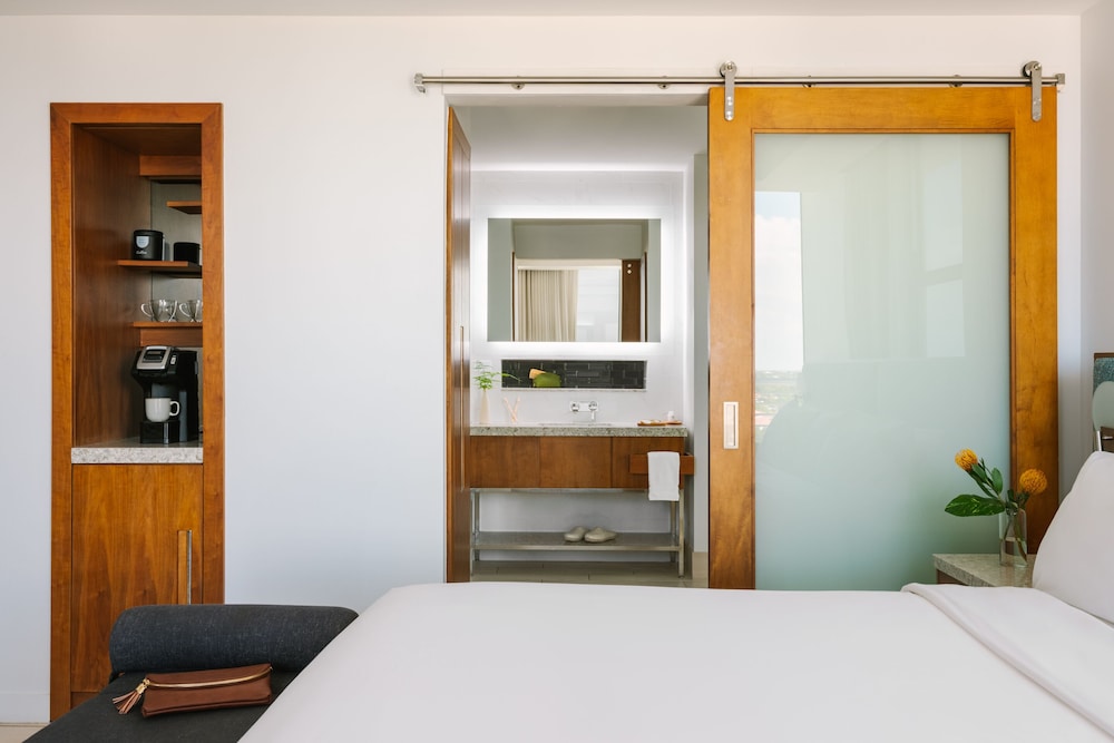 Room, 1 King Bed, Accessible, Balcony photo 2