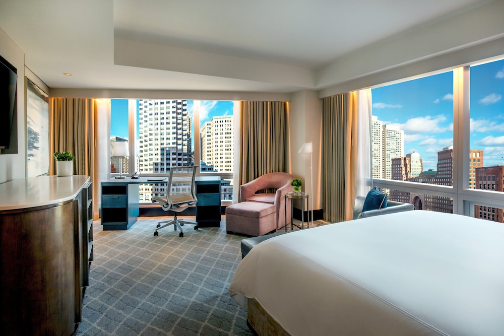 Room, 1 King Bed, Corner (Fort Point Channel View) - Photo 4