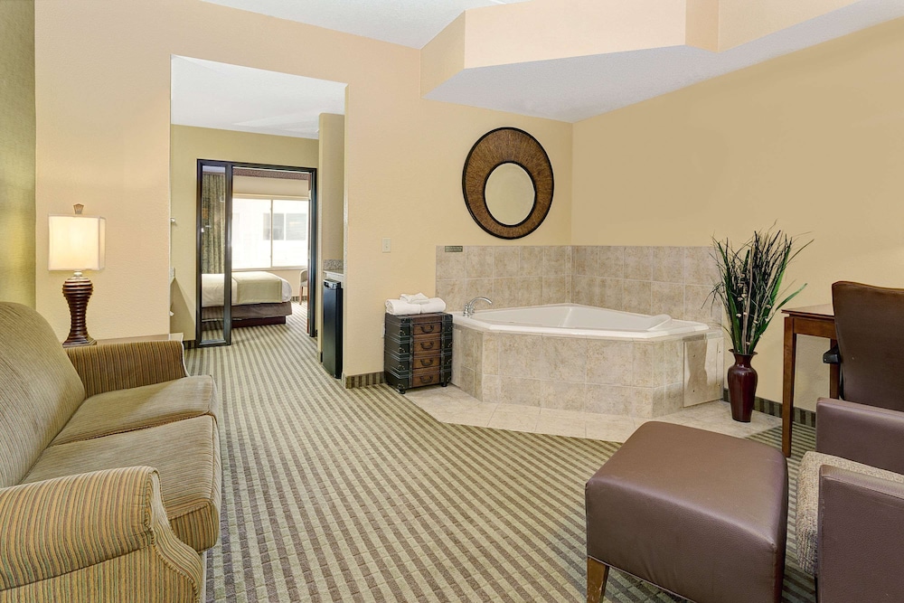 Suite, 1 King Bed, Non Smoking (One-Bedroom) photo 1