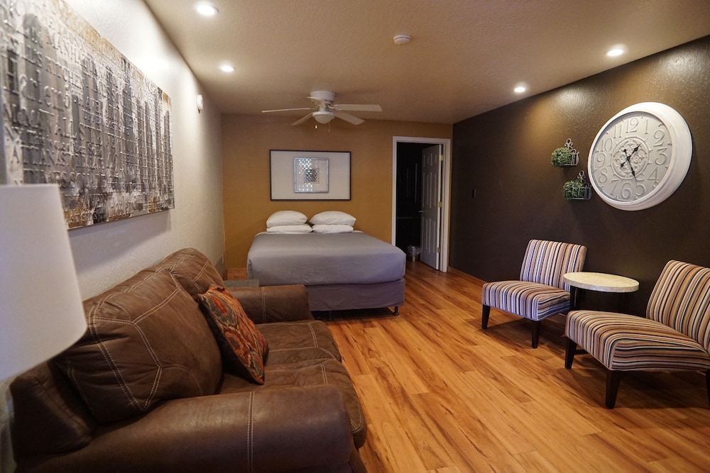 Family Suite, 3 Queen Bed photo 3