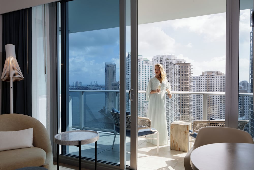 Suite, 1 King Bed (High Floor) thumbnail 5