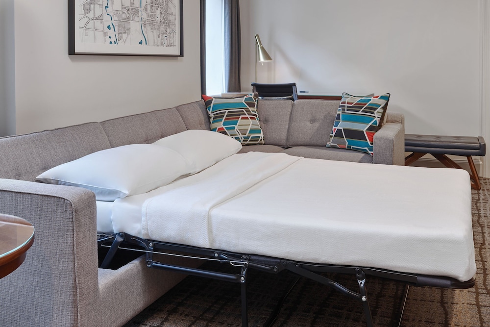 Suite, 1 Bedroom (Mobility/Hearing Access, Roll-In Shwr) photo 3
