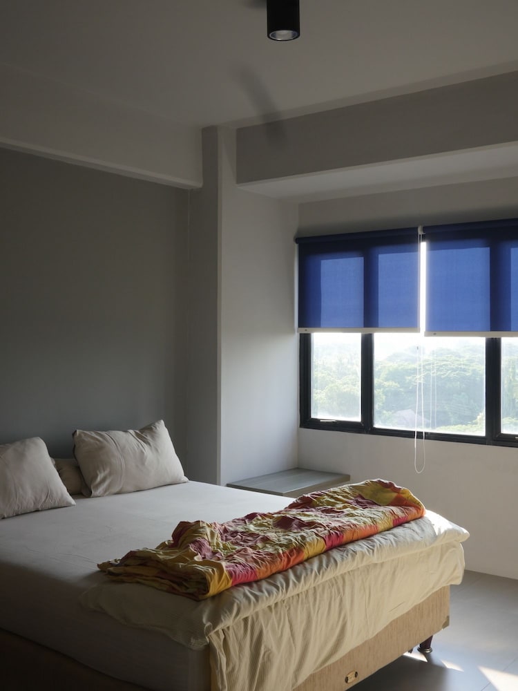 City Apartment, 3 Bedrooms, Smoking photo 1