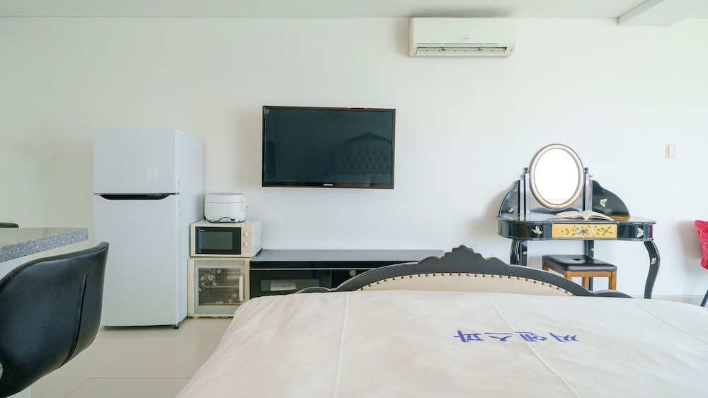 Basic Room, 1 Bedroom (304 Mahogany) - Photo 8