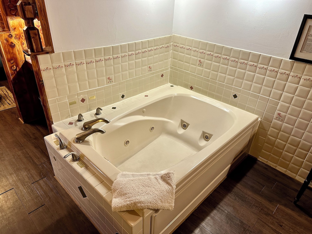 Signature Cabin, 1 Queen Bed with Sofa bed (Mrs. No) photo 2