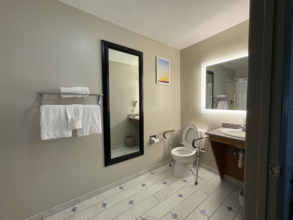 Room (King Bed Accessible Non-Smoking) - Photo 4