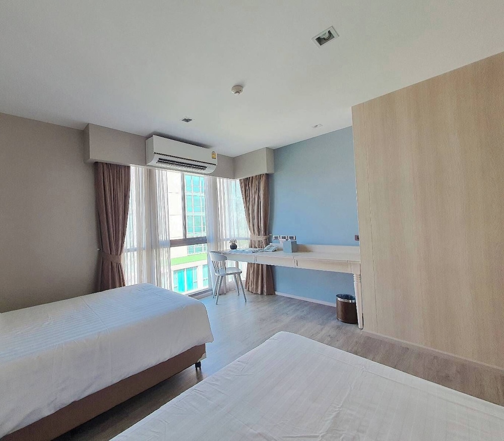 Deluxe Room, 2 Twin Beds, Pool View - Photo 4
